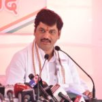 MarathwadaNewsUpdate : रेणू शर्मा प्रकरण निवळल्यानंतर धनंजय मुंडे यांचा जंगी सत्कार, जेसीबीने केला फुलांचा वर्षाव ..!