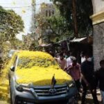 MaharashtraNewsUpdate : कोरोनमुक्त मंत्री मुश्रीफ यांची जंगी मिरवणूक !! गाडीवर केला फुलांचा वर्षाव , नियमांचाही पडला विसर  …. !!!