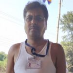 MaharashtraNewsUpdate : मतदान केंद्राला भेट देण्यासाठी  शिक्षक उमेदवार आले चक्क बनियनवर !!