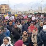 लडाखला स्वतंत्र राज्याचा दर्जा मिळावा यासाठी लोक मोठ्या संख्येने रस्त्यावर