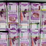 दोन वाहनांच्या अपघातात पोलिसांना मिळाल्या 7 कोटींच्या नोटा …