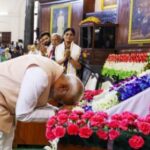 राहुल गांधींनी संविधानाच्या मुद्द्यावरून भाजपला पकडले कोंडीत, पीएमओ इंडियाच्या प्रोफाइल चित्रावर आले घटनेला नमन करणारे मोदी ….