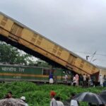 RailwayAccidentNewsUpdate : पश्चिम बंगालमधील रेल्वे अपघातातील मृतांची संख्या १५ वर , ६० जखमी ….