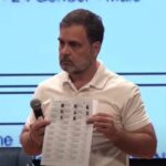 RahulGandhiNewsUpdate : घर क्रमांक-०, वडिलांचे नाव ITSDLHUG… राहुल गांधींनी दाखवले मतदार यादीतील घोटाळे …. !!