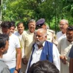 PoliticalNewsUpdate : संतप्त गावकऱ्यांचा बिहारच्या मंत्र्यावर हल्ला , अक्षरश: पळवून लावले !!